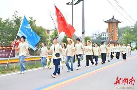 青春“三下鄉(xiāng)” | 踏露逐光行熱土，繪藍(lán)印夢(mèng)潤(rùn)童心