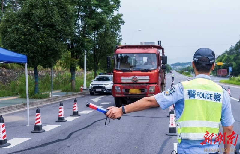 高温“烤”验下，长沙县交警用汗水“浇筑”平安路