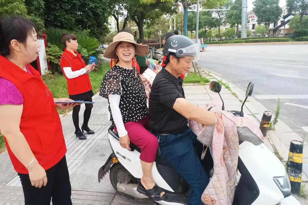 云塘社區(qū)：網(wǎng)格員助力交通勸導(dǎo)，守護(hù)道路安全