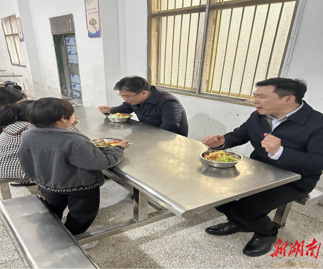 立體監(jiān)督，共筑校園“食”安防線(xiàn)——新田縣建立三級(jí)陪餐機(jī)制守護(hù)學(xué)生“舌尖幸?！? border=