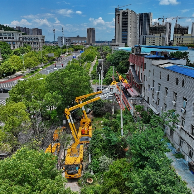 帶電作業(yè)戰(zhàn)高溫 迎峰度夏保供電