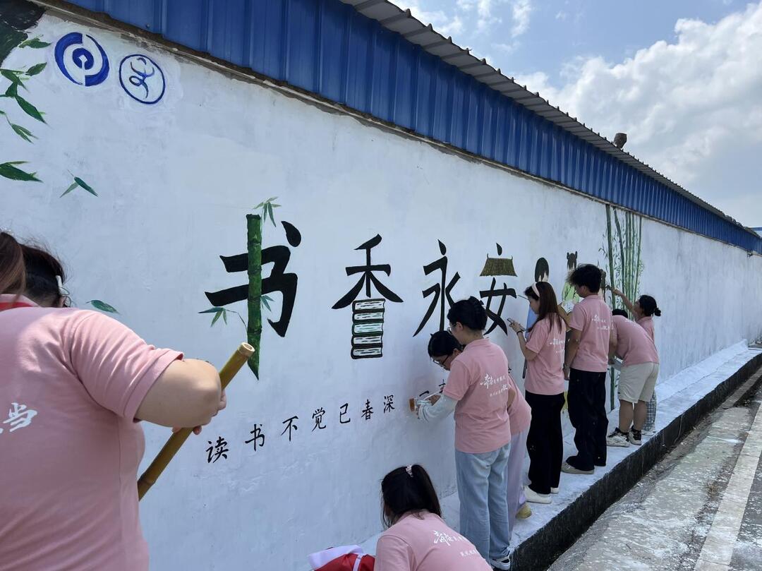 書(shū)屋換“新裝”，大學(xué)生用墻繪為鄉(xiāng)村文化振興添彩