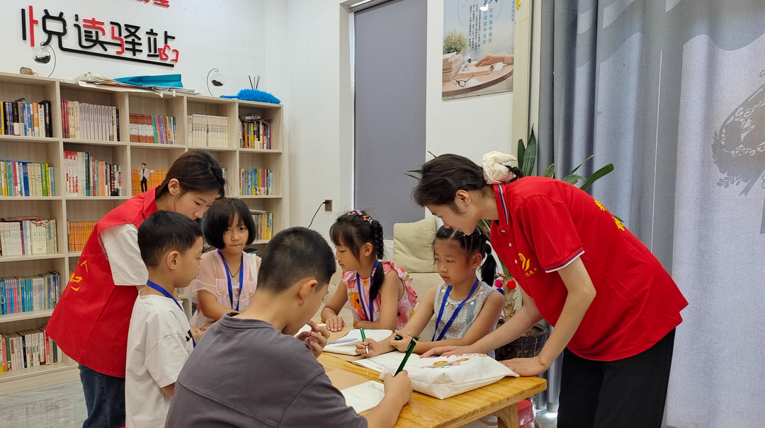靖州：返乡大学生化身“筑梦导师”，点亮孩子多彩暑假