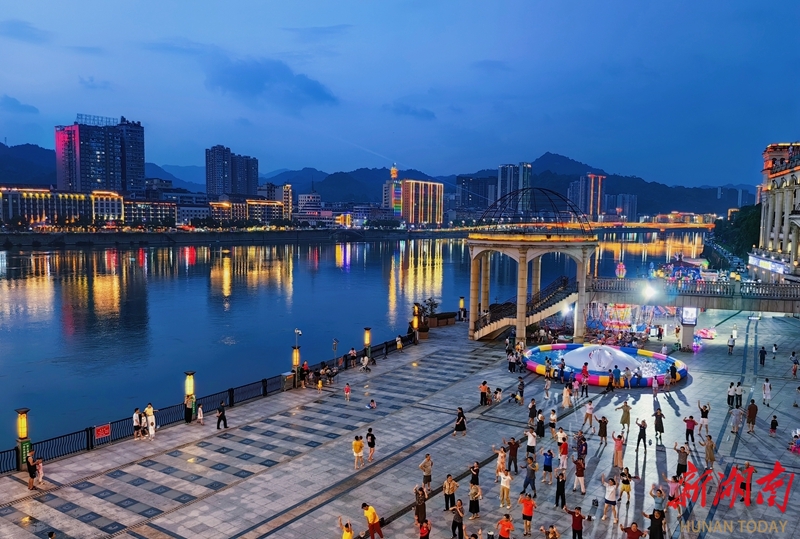 夏夜江邊好納涼