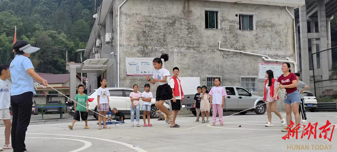 自己人帶自己人！“小老師”“孩子王”帶娃學(xué)習(xí)玩耍，洞馬村村委會(huì)院子暑期真熱鬧！