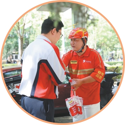 人民日報(bào)調(diào)研10城百名騎手：從“城市過客”變?yōu)椤肮步α俊? border=