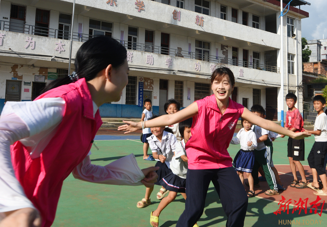 返鄉(xiāng)大學(xué)生 關(guān)愛留守娃