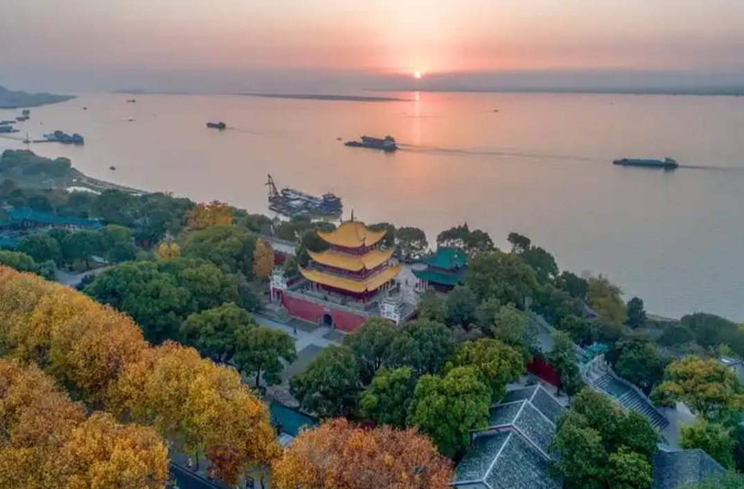 岳陽(yáng)市著力滿足老年人養(yǎng)老服務(wù)需求——暖心服務(wù)潤(rùn)物無(wú)聲 幸福養(yǎng)老觸手可及