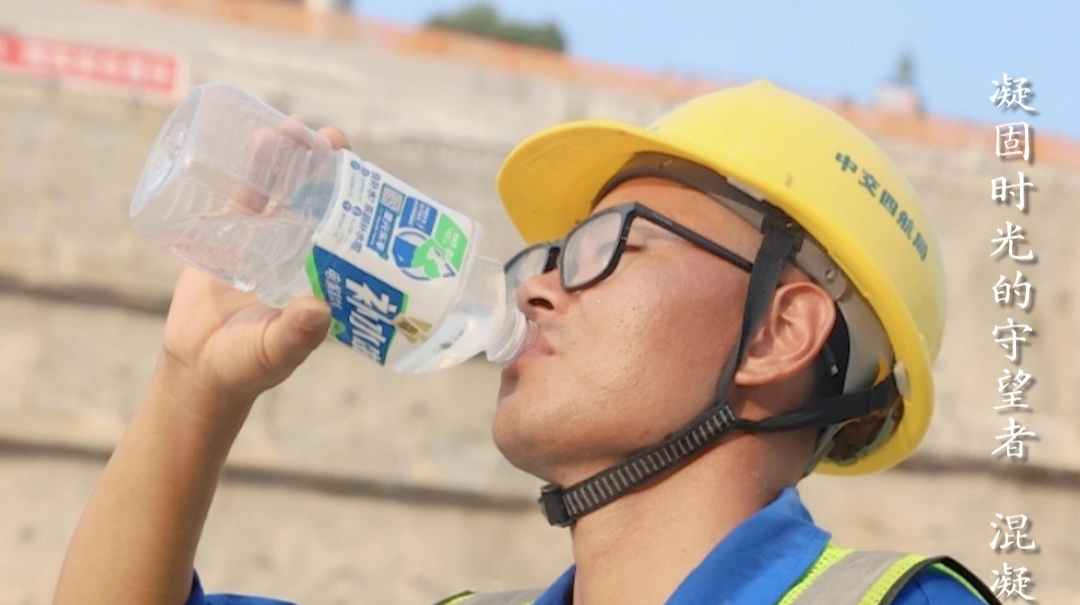 戰(zhàn)高溫·保安全丨海報(bào)：烈日下的脊梁