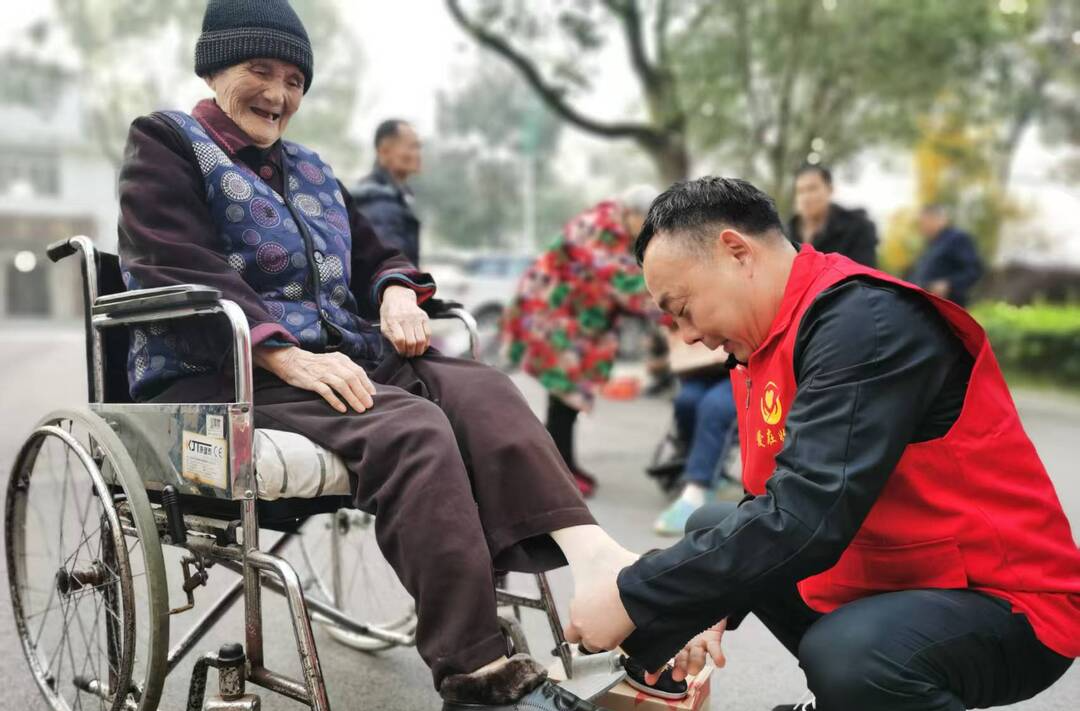 一場溫暖的救贖——“愛在始終”志愿者協(xié)會關(guān)懷老年人的故事