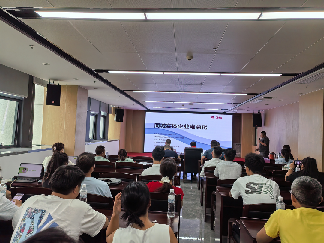 武陵山片區(qū)湘西創(chuàng)新創(chuàng)業(yè)孵化基地項(xiàng)目展示交流活動(dòng)啟幕