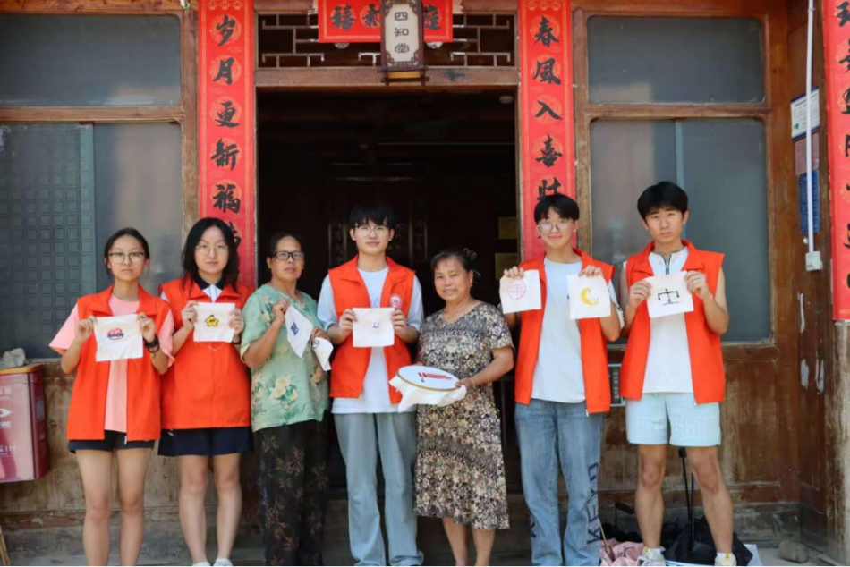 長(zhǎng)理學(xué)子與非遺代表性傳承人共護(hù)苗族插繡