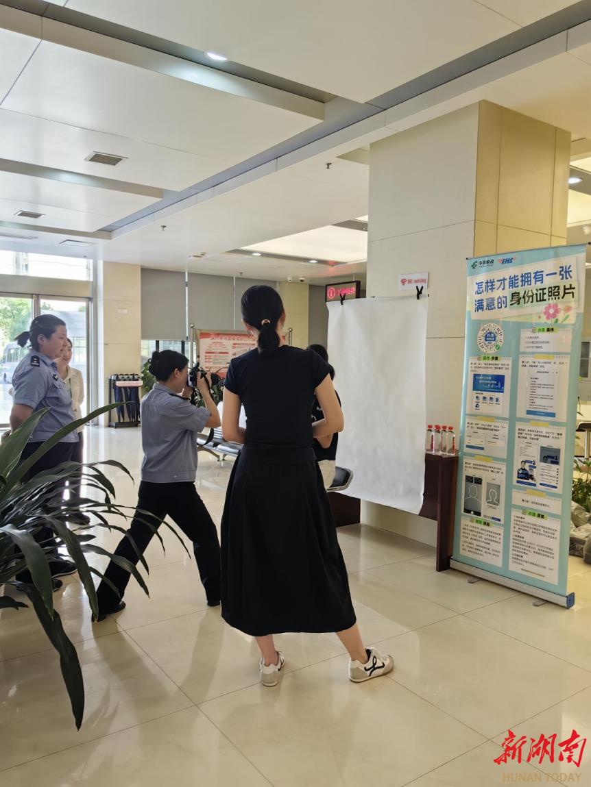 長(zhǎng)沙市公安局岳麓分局人境大隊(duì)聯(lián)合市郵政速遞分公司 把辦證服務(wù)送到群眾“家門口”