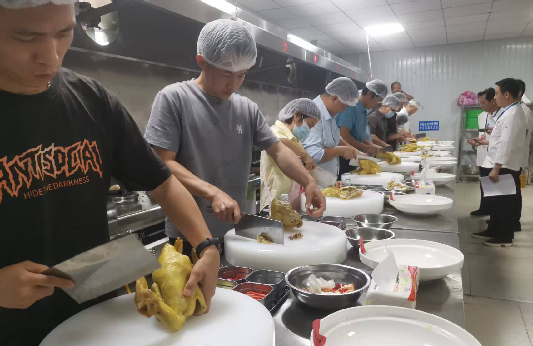 炒好一只鸡，带动就业创业！东安鸡目前有产业店1206家，直接从业人员6000余人