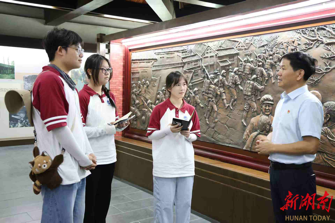湖南人文科技學(xué)院三下鄉(xiāng)：礦脈深處紅旗漾，青春步履尋根途