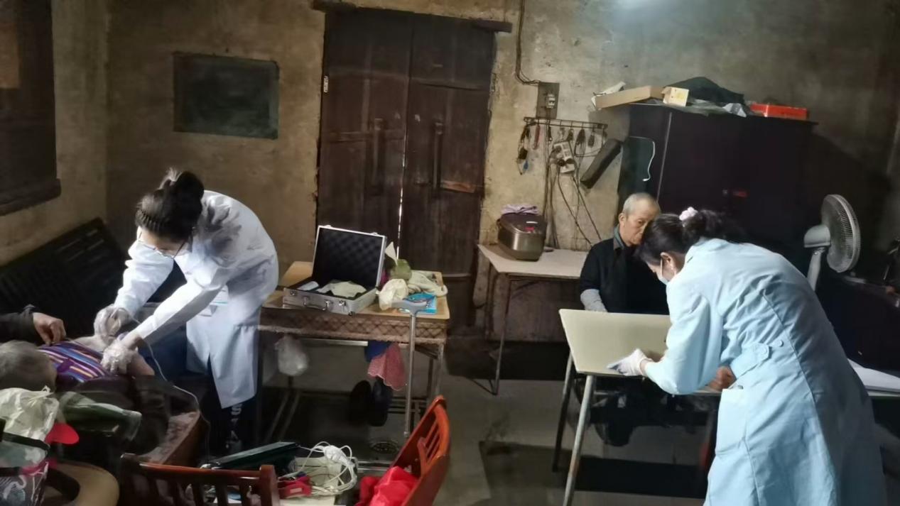 蘇仙區(qū)白露塘鎮(zhèn)中心衛(wèi)生院“夜訪農(nóng)家” 點(diǎn)亮履約“暖心燈”