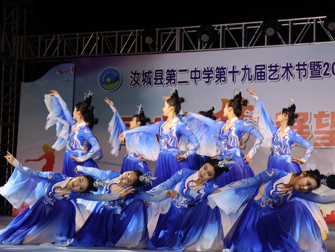 汝城縣第二中學(xué)：凝心聚力育桃李 溫情滿(mǎn)園譜新篇