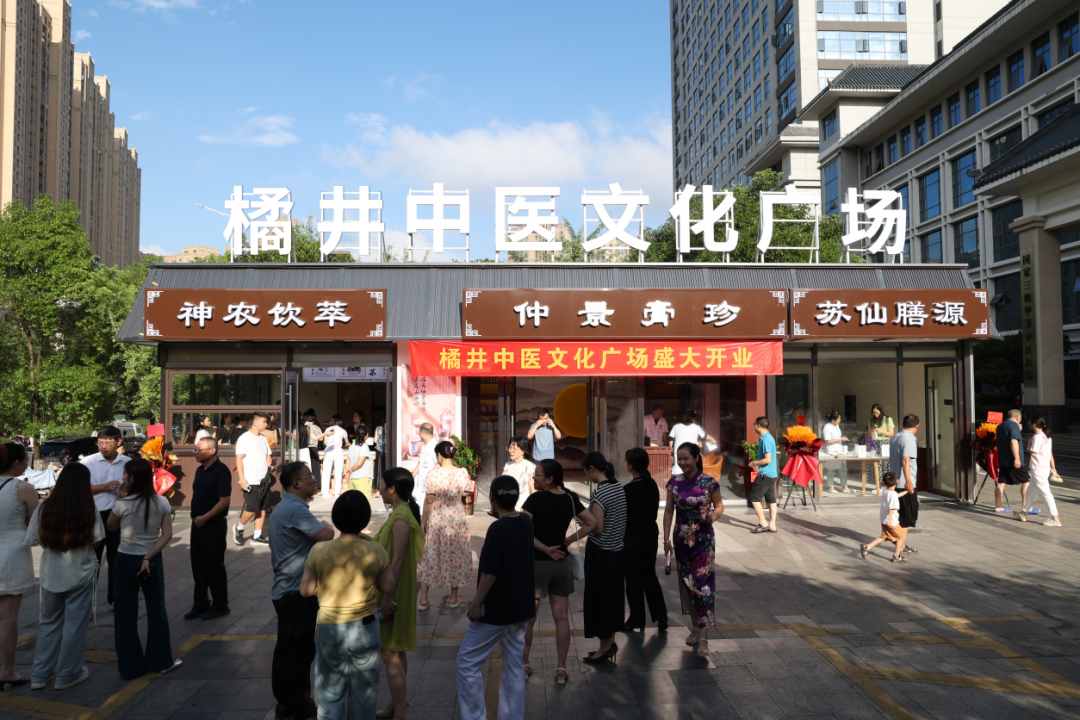 郴州這家醫(yī)院連開三家新店，很多人排起了隊(duì)…
