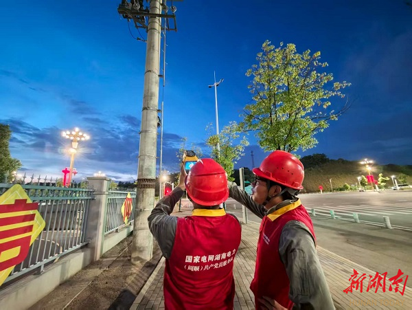 紅外測(cè)溫儀“夜診”電網(wǎng)！赫山這群“電力醫(yī)生”深夜守護(hù)你的空調(diào)房