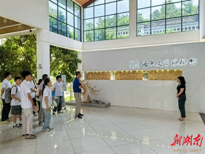 湘潭大學(xué)青年學(xué)子在詩魔洛夫的“鄉(xiāng)愁”里觸摸文化心跳——衡南縣“活態(tài)傳承”洛夫文化引青年學(xué)子文化尋根