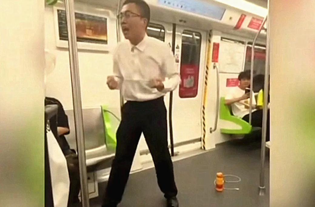 “我今天被開除了！”保安小哥在地鐵“發(fā)泄式演講”三分鐘，網(wǎng)友：共情了