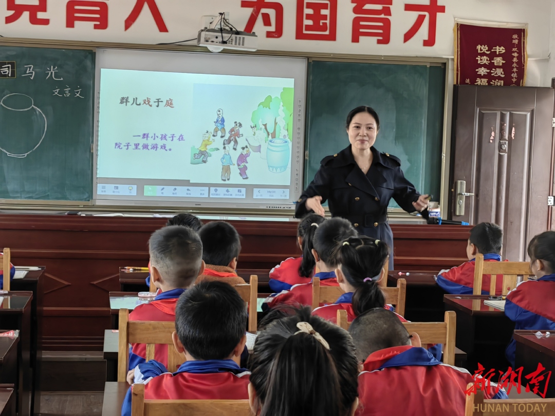 躬耕教壇廿五載，以心育心潤無聲