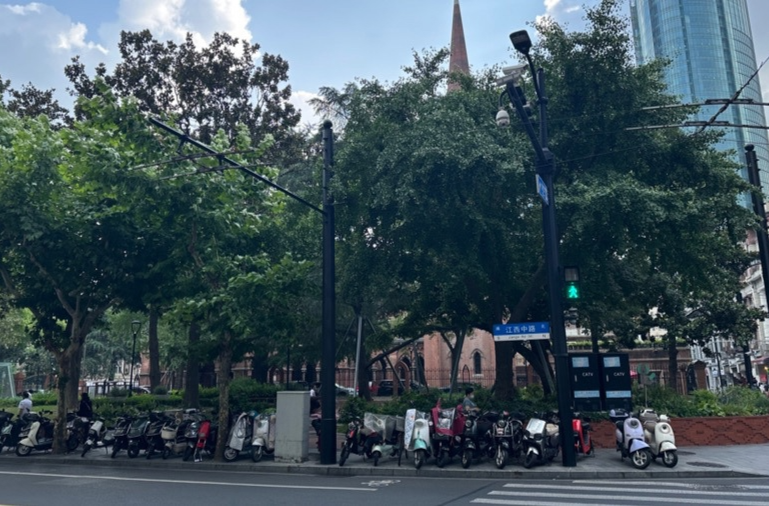 在外灘騎車咋就這么難？居民、騎手、網(wǎng)紅、城管激辯