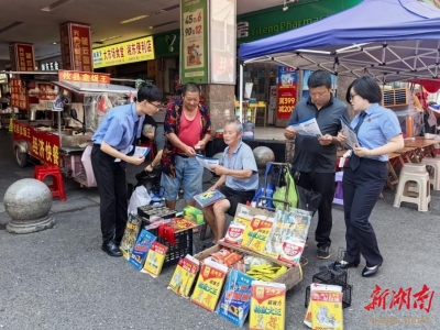 檢察干警普法進社區(qū)