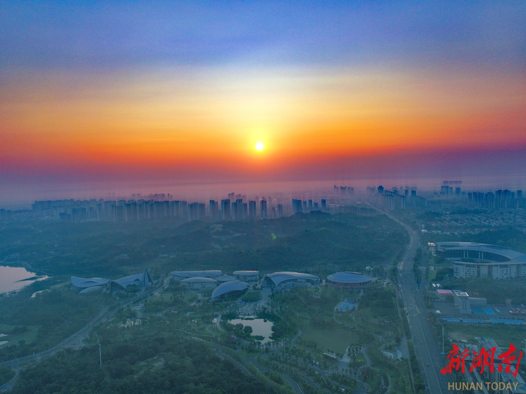 【跟著朋友圈去旅行】梓山湖畔的“一園兩中心”，是益陽(yáng)的一劑“視覺(jué)藿香正氣水”