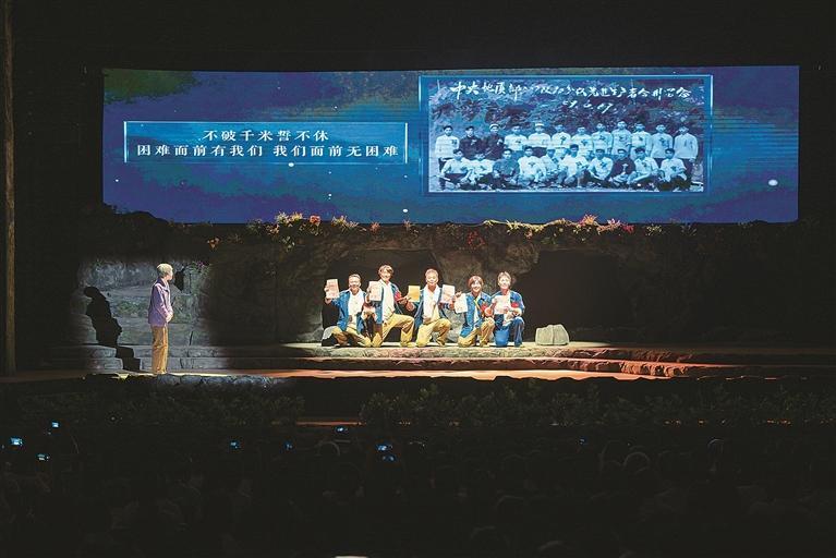 郴州首部核工業(yè)主題沉浸式舞臺(tái)劇《丁香花》首演