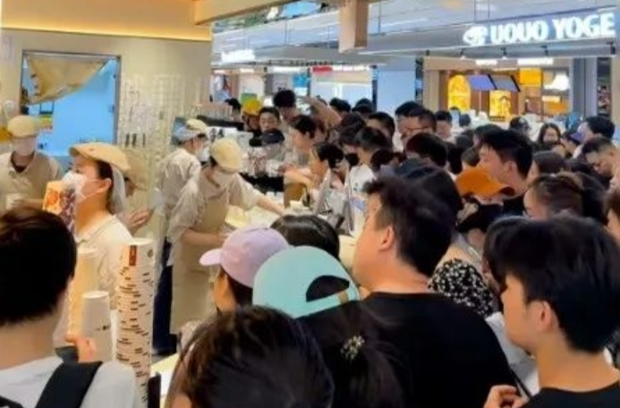 “满18.8减18.8”！周末外卖战又开打！0元喝奶茶点到爆单，有茶饮店忙到闭店