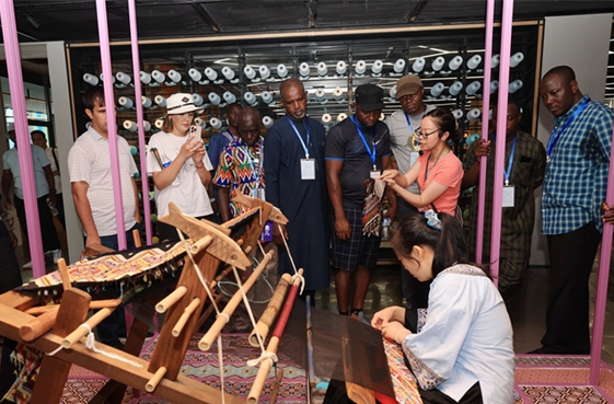 Foreigners Experience Tujia Brocade