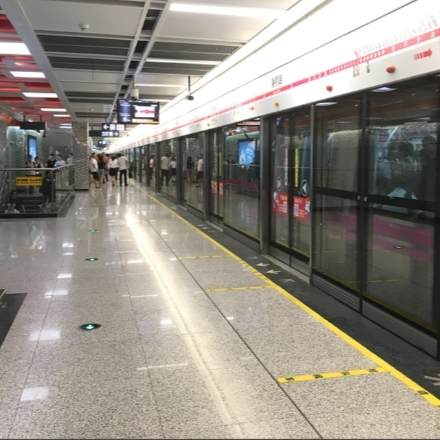地鐵站里席地納涼，照出城市的“松弛”與善意