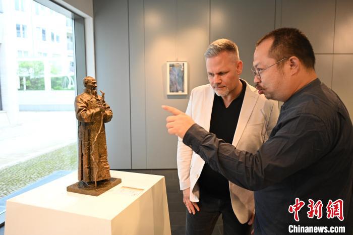 'Glorious Hunan — International Exhibition of Chinese Artists' Opens in Berlin