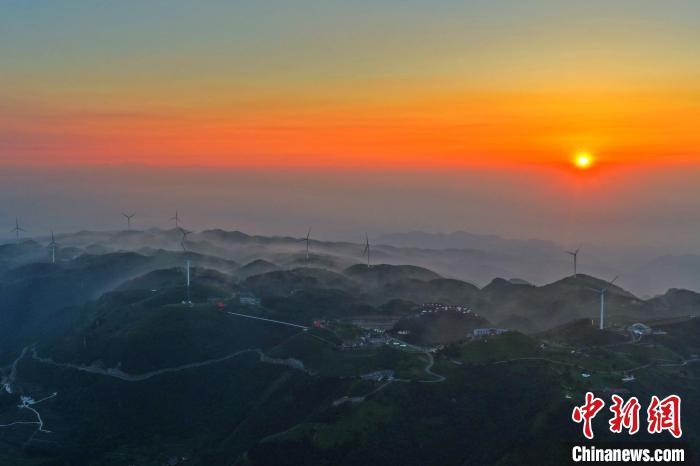 三峽百里荒：云霧輕漫風(fēng)電美
