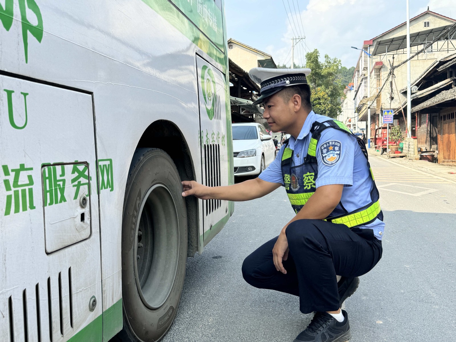 烈日下的坚守 | 会同交警：无惧“烤”验“汗”卫平安