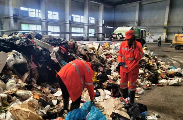 一深圳游客弄丢儿童手表，环卫工高温下翻8吨垃圾！网友质疑