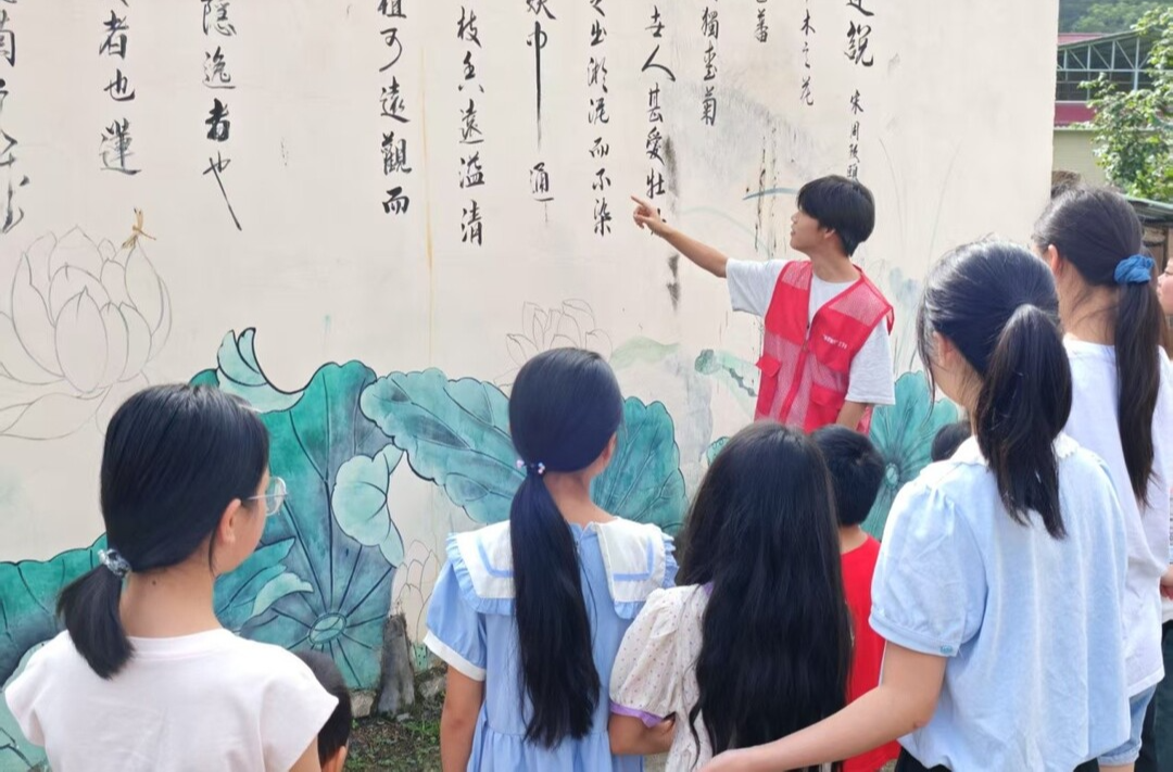 以蓮為題，大學(xué)生帶領(lǐng)留守兒童開啟趣味文化體驗(yàn)