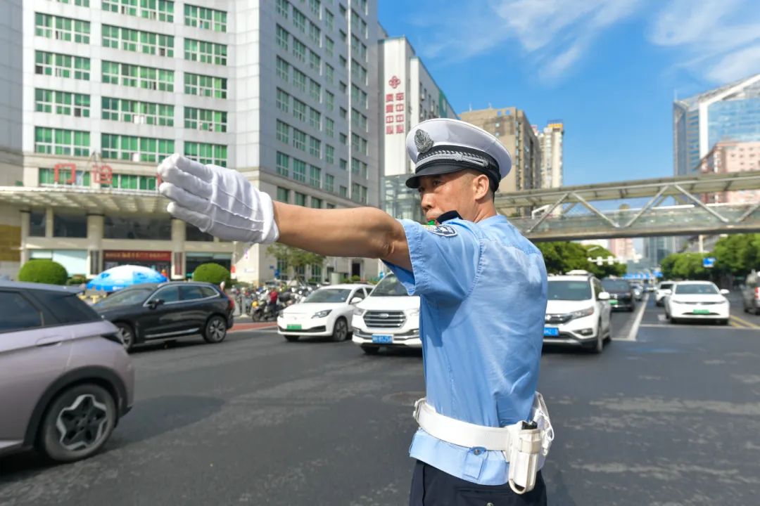 长沙这里每天过12万辆车，交警老刘的身影格外夺目！