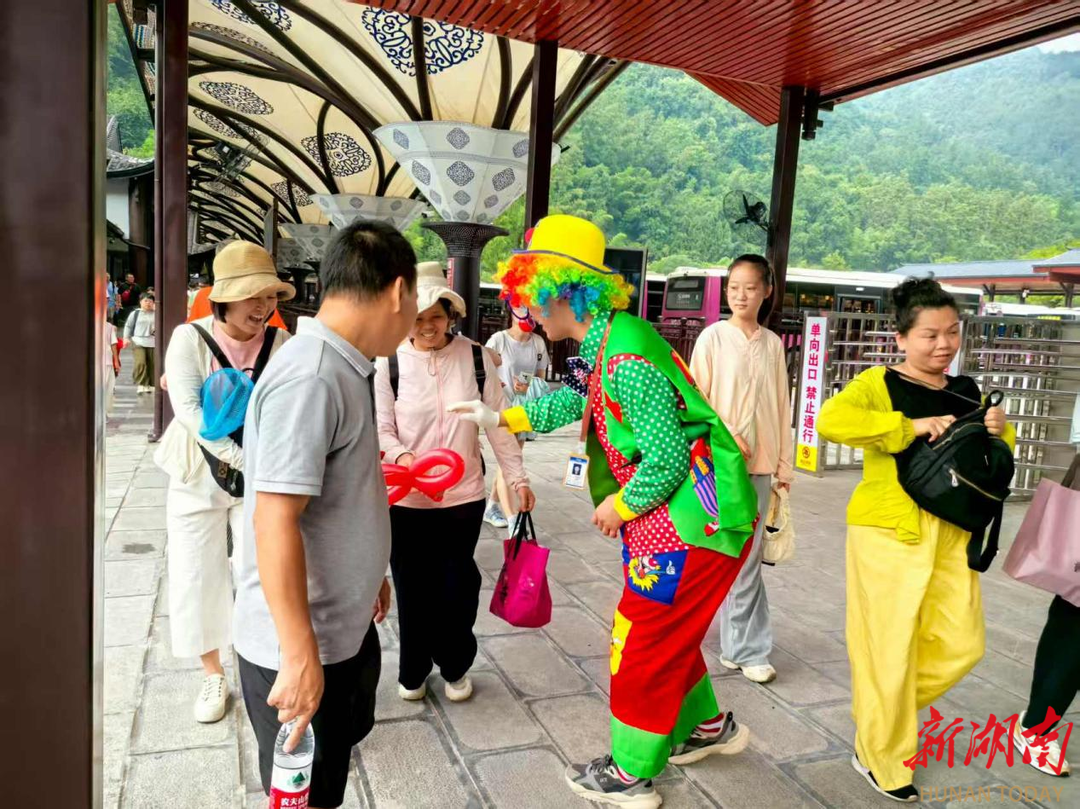 张家界环保客运用贴心和欢乐“宠”游客一整个夏天