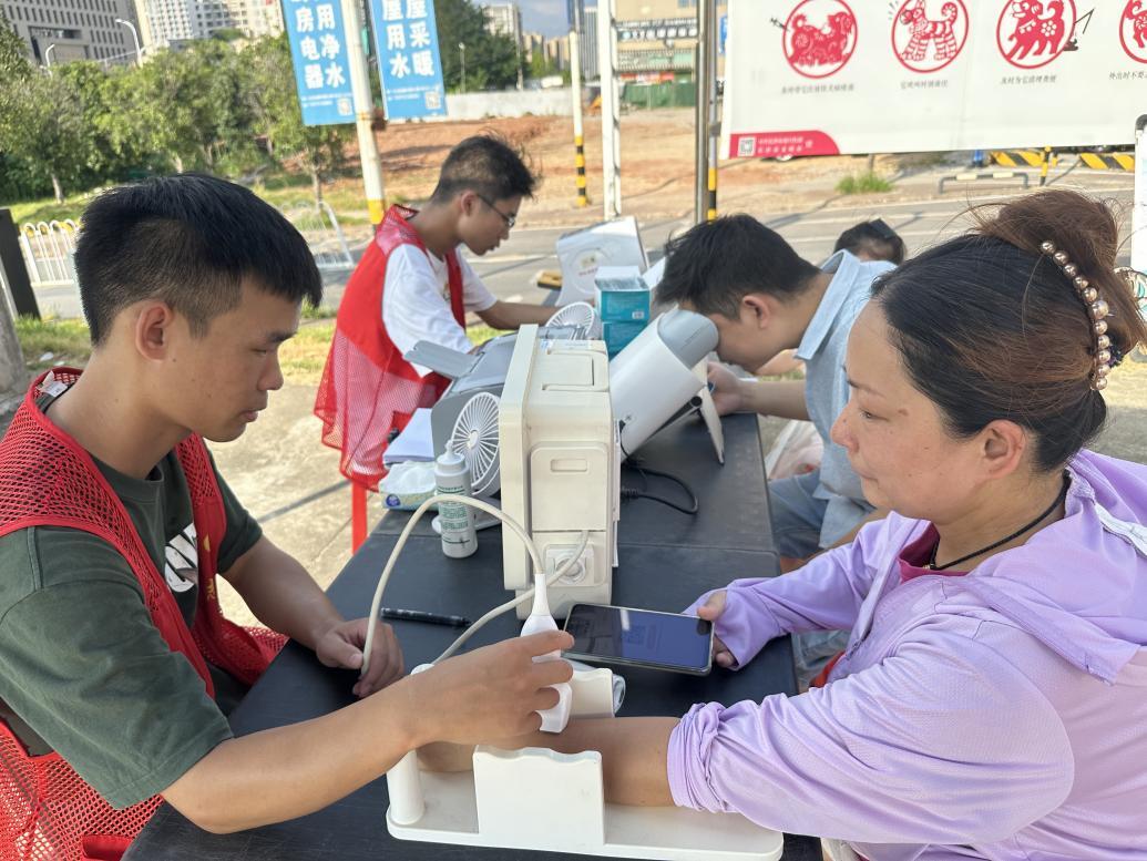 高云社區(qū)開展公益健康篩查 兩天為400余名居民送上
