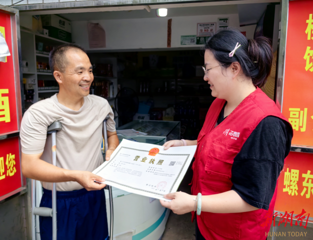 泉塘“邓老板”：守两间小店，让日子向阳而生