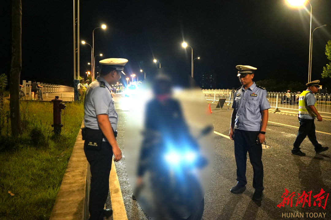 拘留，18歲小伙凌晨飆車被查獲