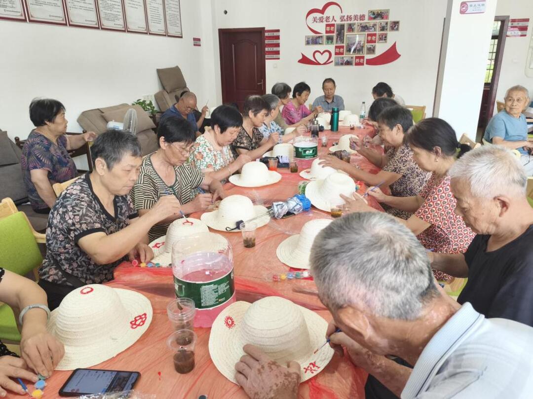 創(chuàng)谷社區(qū)：草帽彩繪為老人送上“清涼藝術(shù)課”