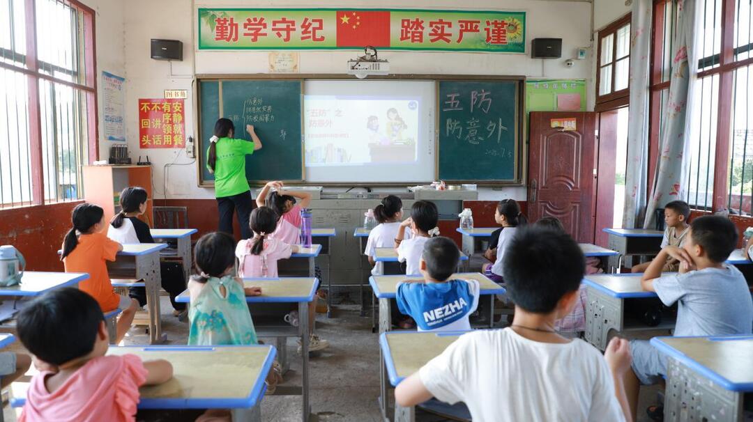 “彩虹计划”为双峰新大桥、涟源灌溪儿童筑牢暑期安全屏障