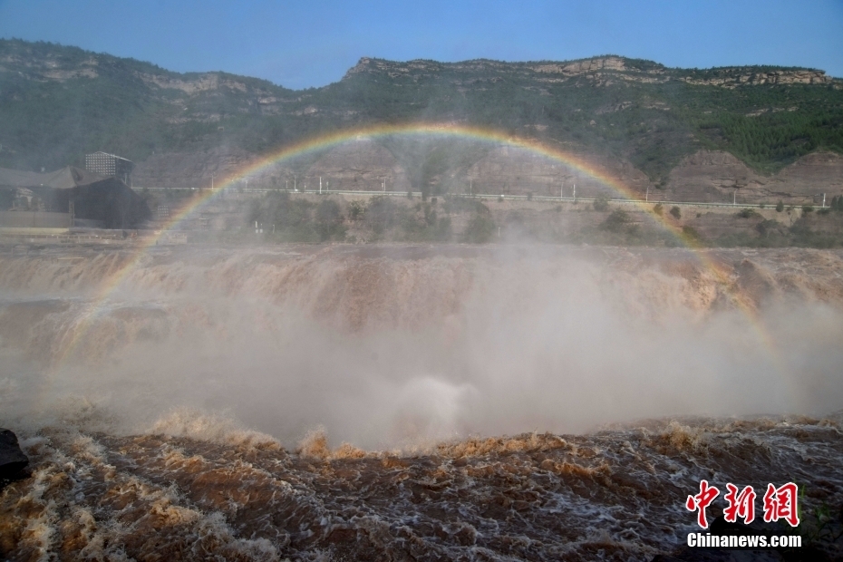 黃河壺口瀑布呈現(xiàn)“彩虹橋”景觀