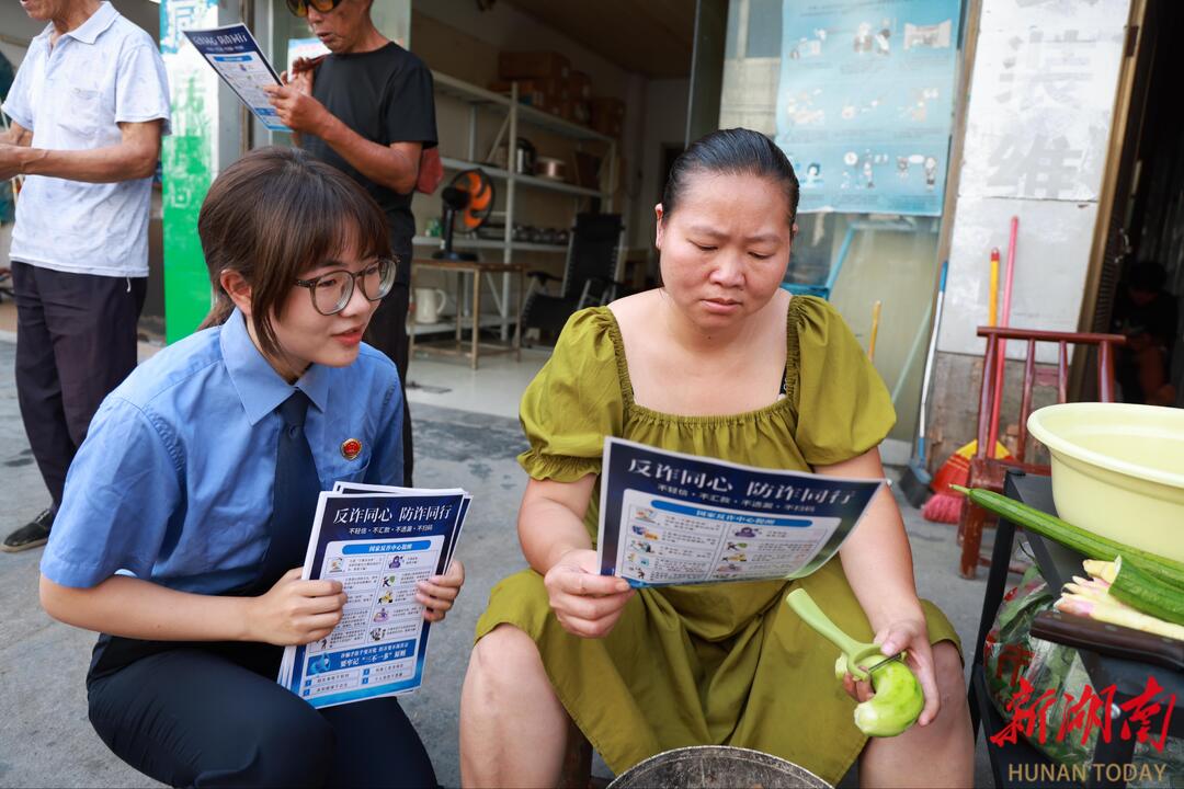 龍山檢察：“檢小龍+檢徽銀齡”上街入戶普法