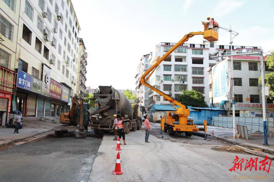 耒阳市政工人积极开展道路维护工作