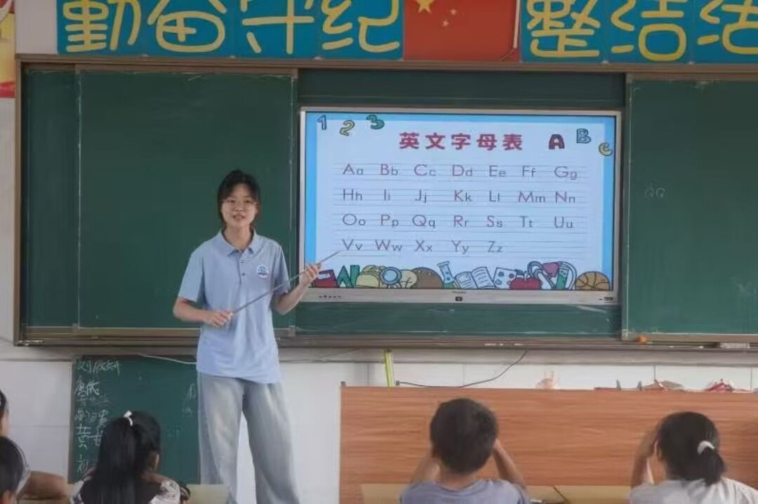 邵院“夢想花開”支教：從“零”啟航英語課堂，解鎖字母魅力