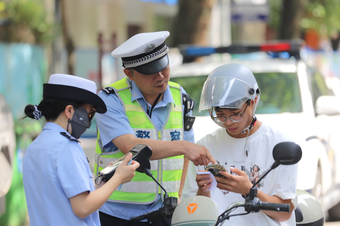 綏寧交警：烈日下的守護